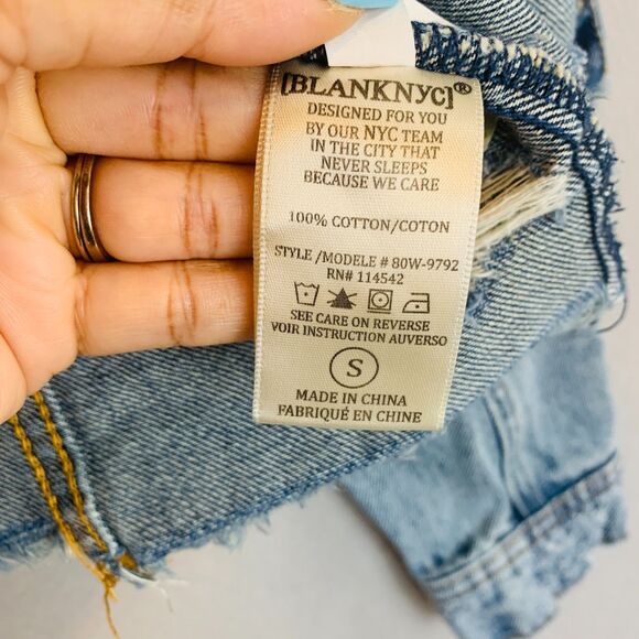 BLANKNYC Distressed Light Wash Denim Trucker Jacket Size Small Raw Hem Button - Picture 3 of 9
